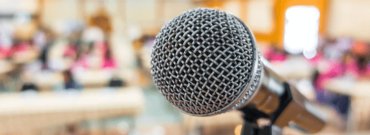 microfone para anunciar novidade ao publico